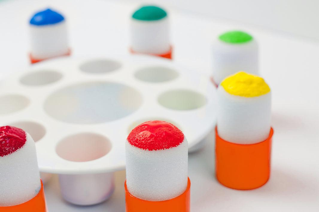 Palette Peinture + 8 pinceaux pochoirs avec corps plastique