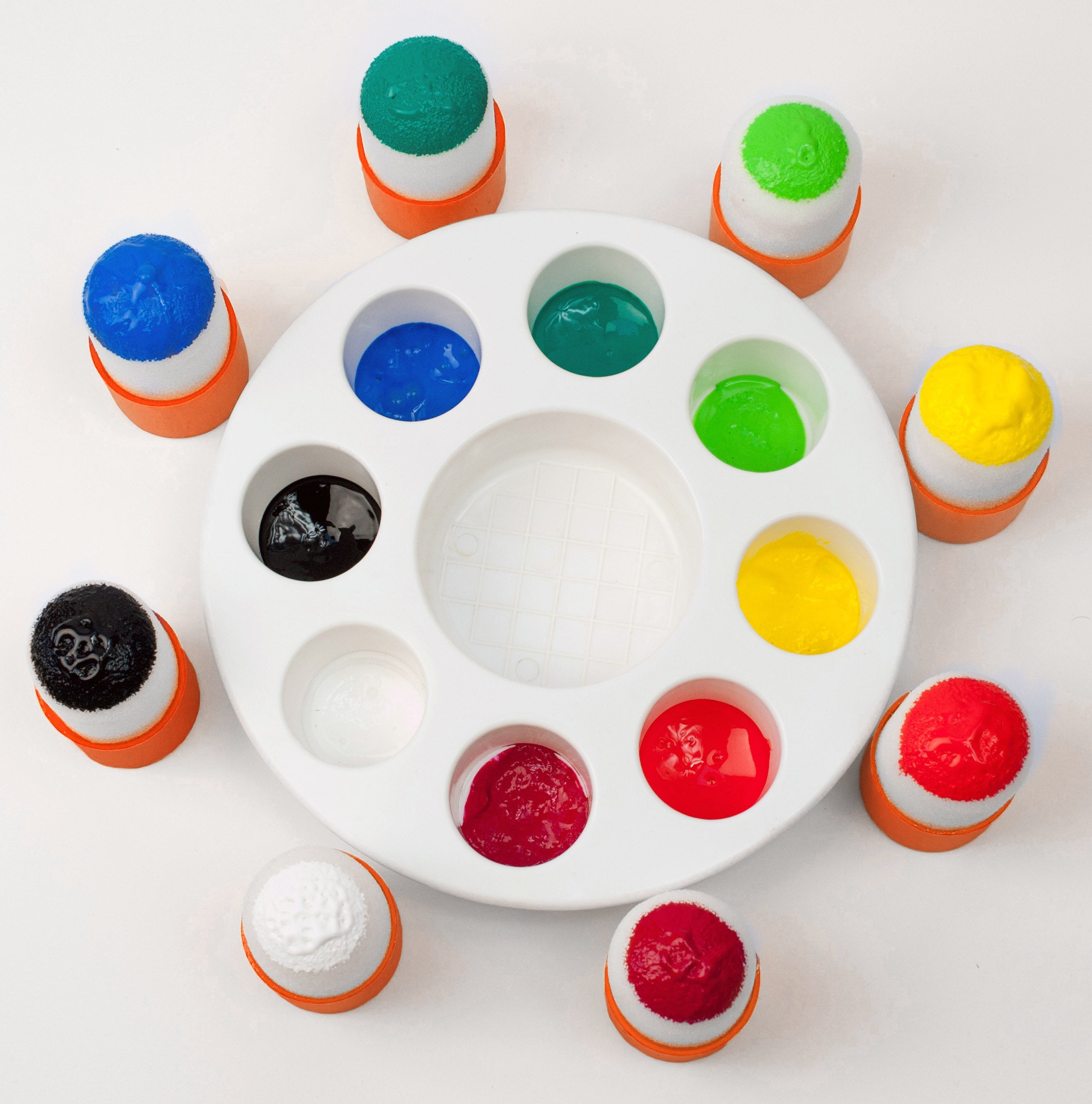 Palette Peinture + 8 pinceaux pochoirs avec corps plastique