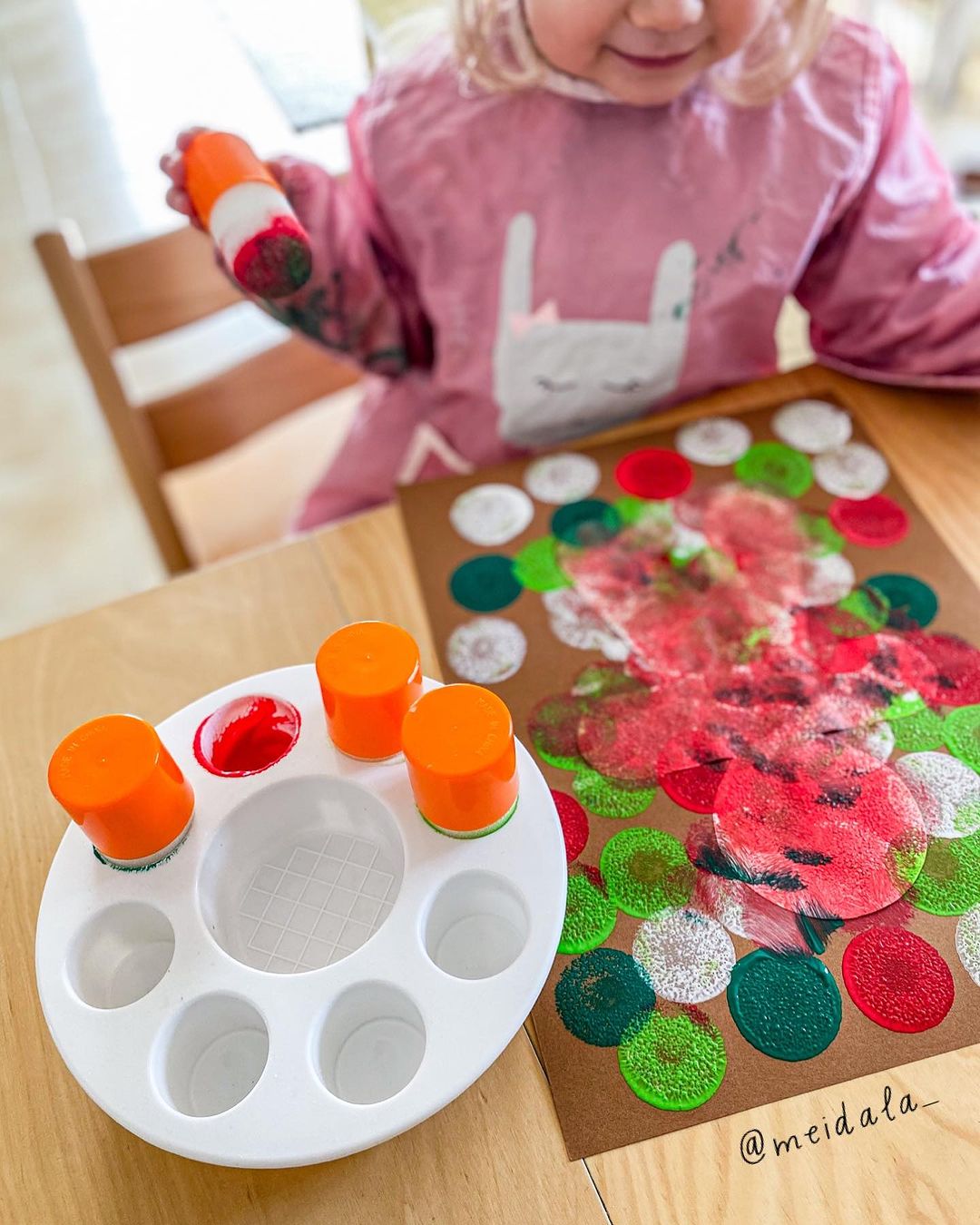 Palette Peinture + 8 pinceaux pochoirs avec corps plastique