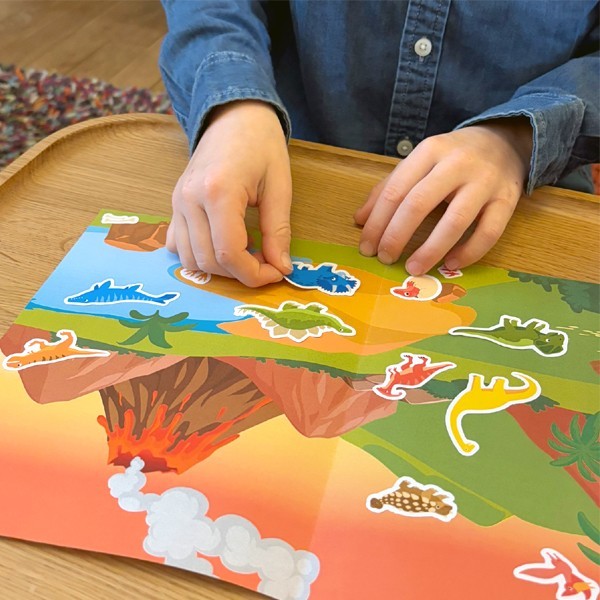 Ma Trousse Créative Dinosaures, 4 figurines 3D en carton Épais à décorer + 3 p'tits pots pinceau + 1 planche de gommettes