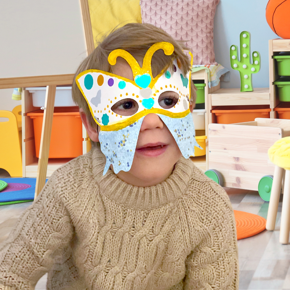 Lot créatif Carnaval de 24 masques + 575 gommettes holographiques + 1 flacon Gel Pailleté + 1 flacon Peinture Pailletée