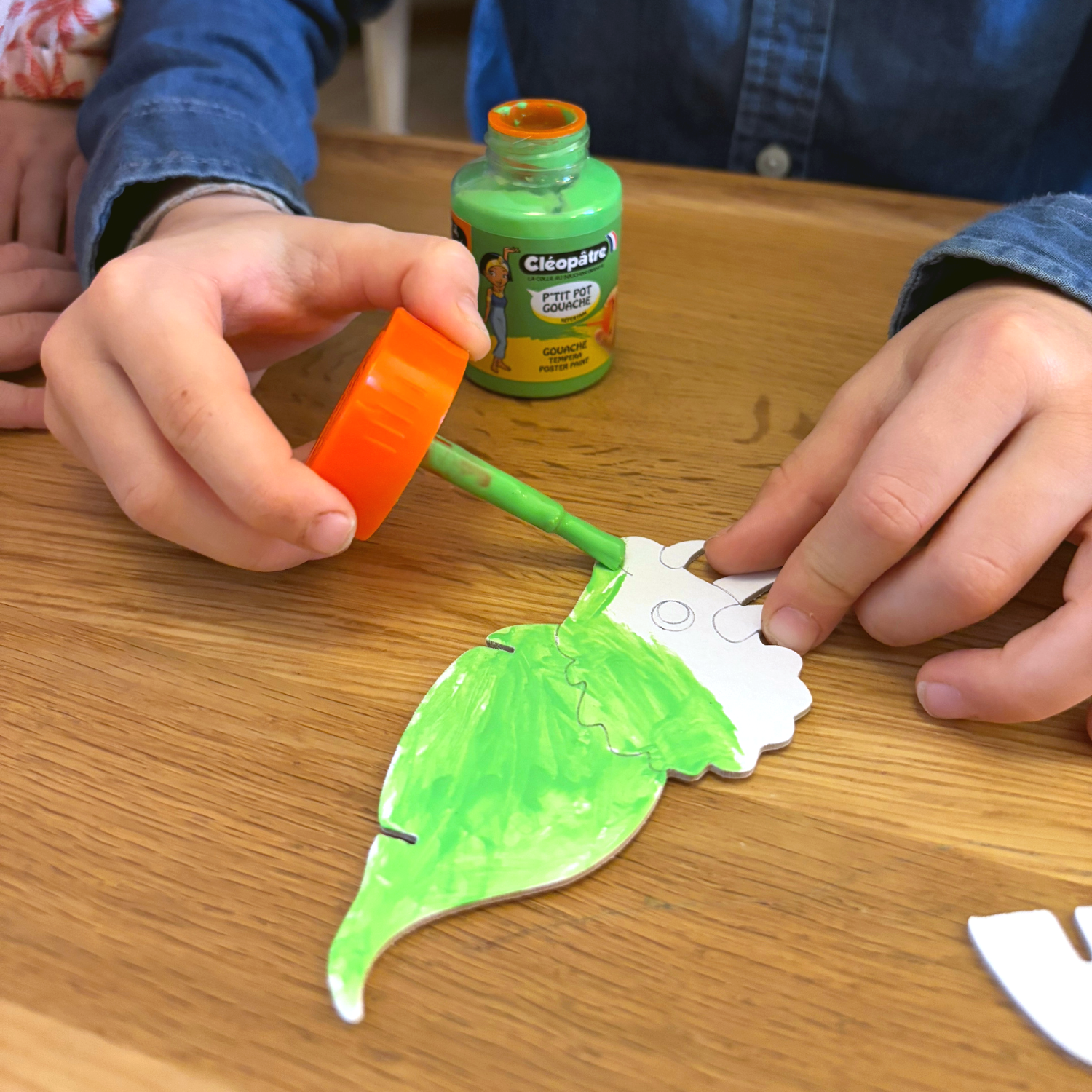 Ma Trousse Créative Dinosaures, 4 figurines 3D en carton Épais à décorer + 3 p'tits pots pinceau + 1 planche de gommettes