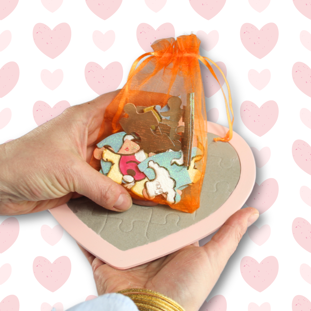Lot créatif de 12 puzzles coeur en carton + 12 pochons + 1 flacon de gel pailleté coeur