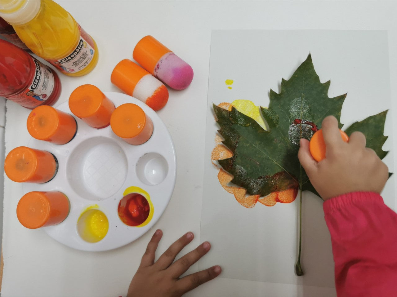 Palette Peinture + 8 pinceaux pochoirs avec corps plastique