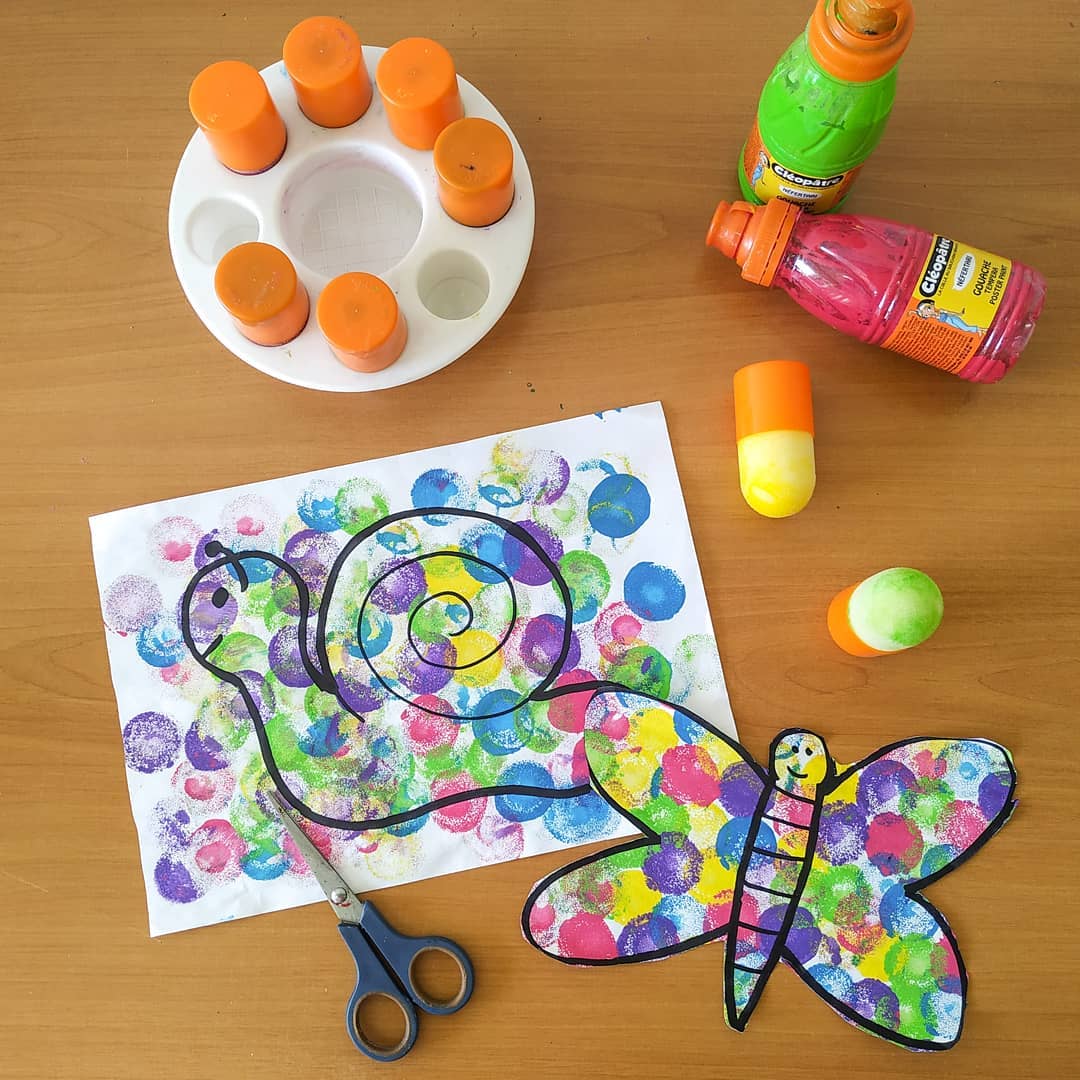 Palette Peinture + 8 pinceaux pochoirs avec corps plastique